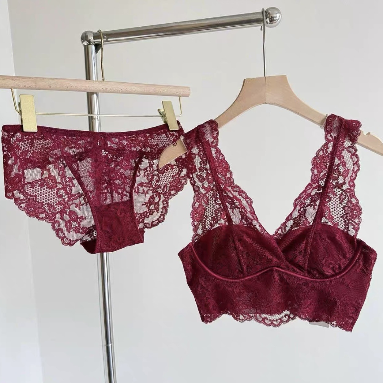 裸感高奢纯欲蕾丝薄舒适美背无钢圈不空杯法式背心宽肩带红色内衣