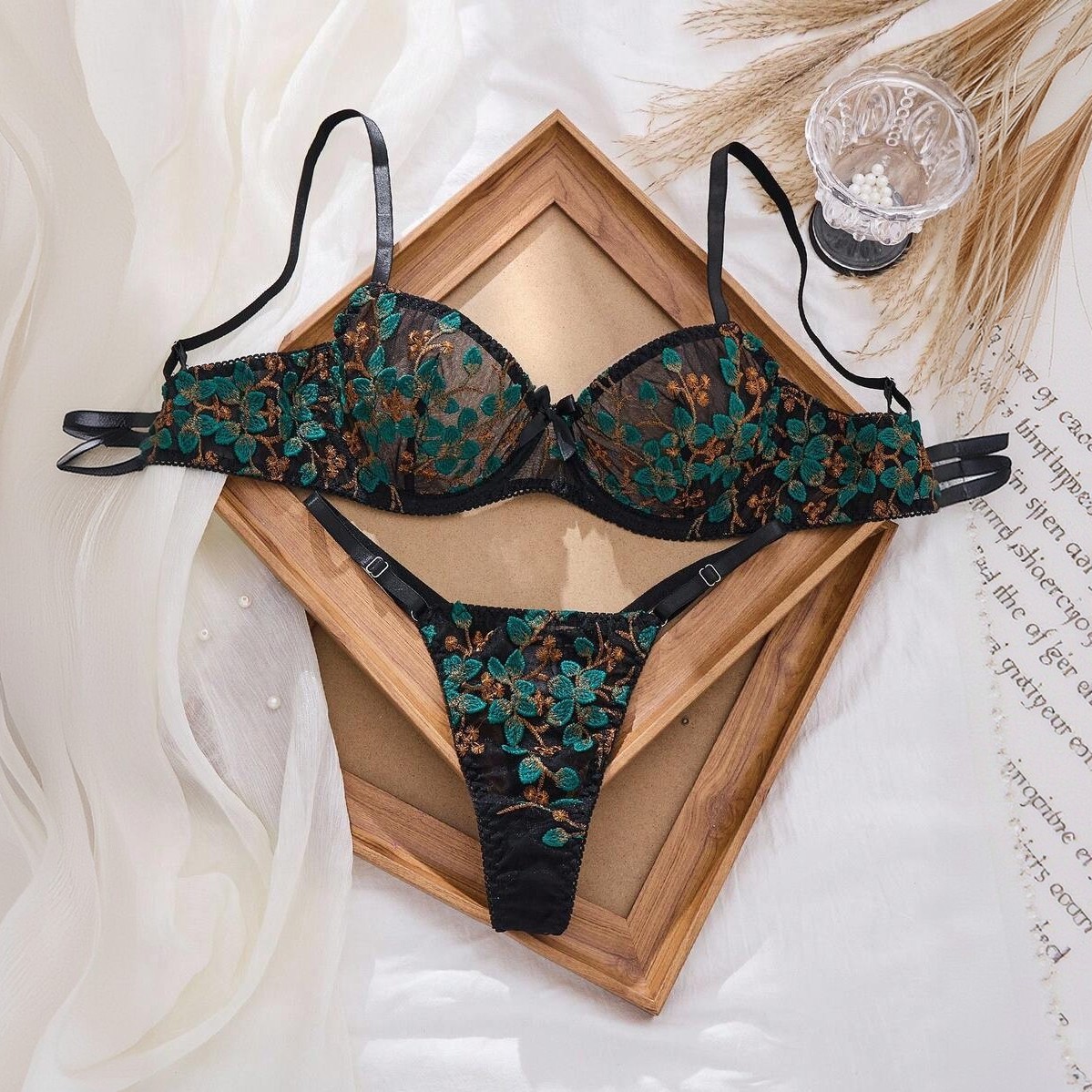 2025欧美跨境新款性感蕾丝刺绣聚拢透气奢华文胸内衣套装