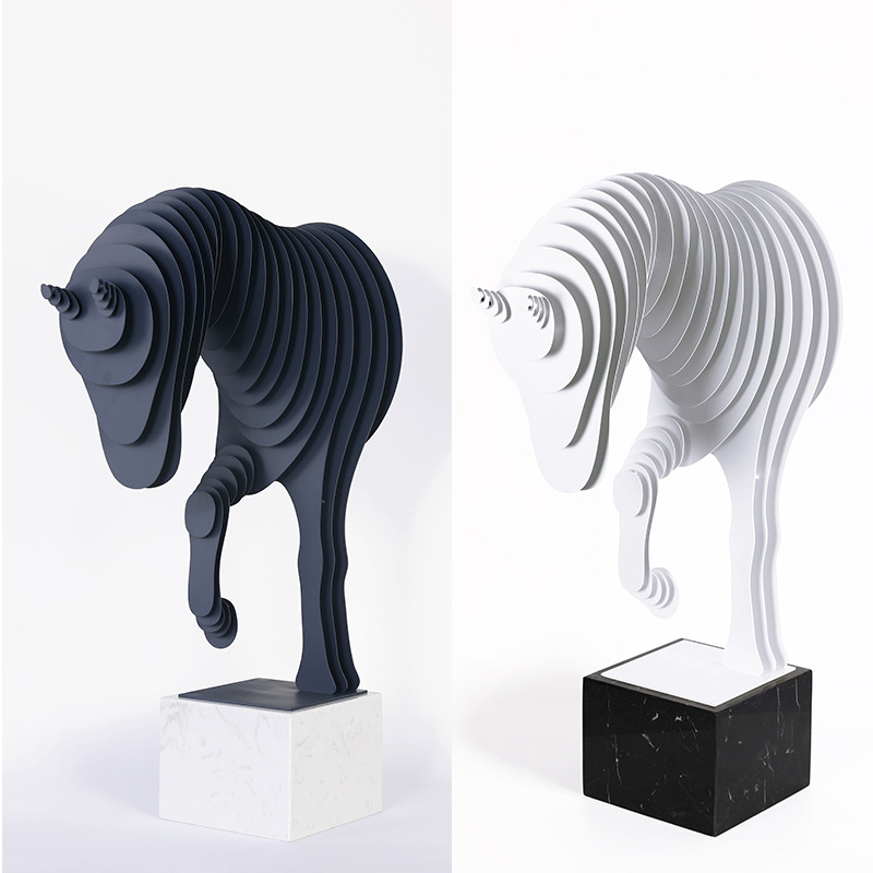 创意客厅摆件家居饰品北欧轻奢金属片抽象半身角马雕塑电视柜摆件